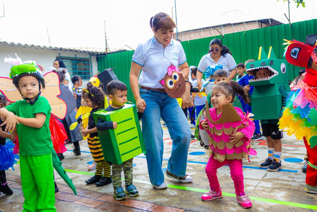 Niñez disfruta de la experiencia creativa "Juguemos a Disfrazarnos de Animales" en el Mes de la Niñez y el Juego. 1 1N0A3210