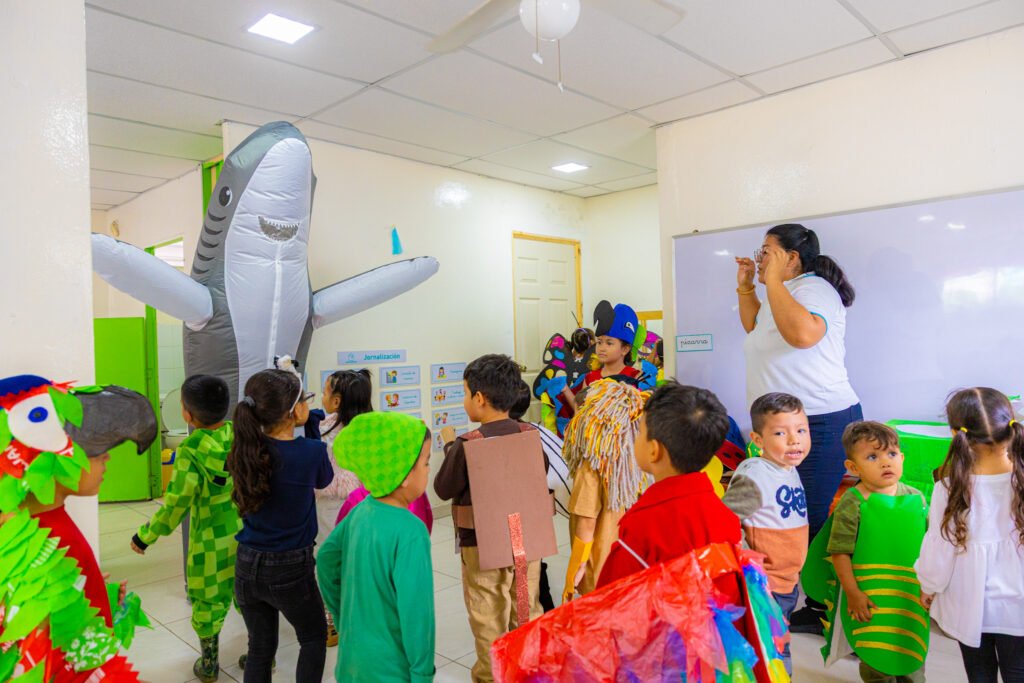 Niñez disfruta de la experiencia creativa "Juguemos a Disfrazarnos de Animales" en el Mes de la Niñez y el Juego. 7 1N0A3338