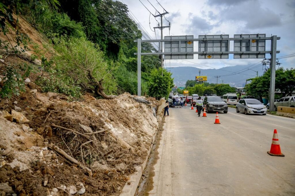 Gobierno interviene talud en autopista a Comalapa debido a deslizamiento por lluvias. 4 556820101 1162996836004575 8154225151554120694 n
