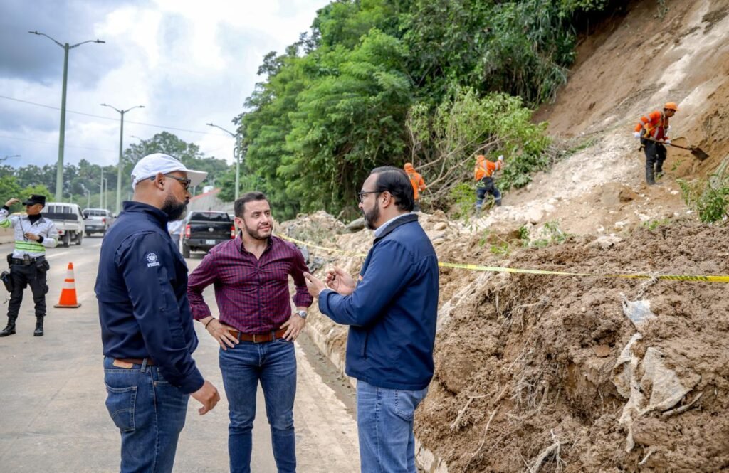 Gobierno interviene talud en autopista a Comalapa debido a deslizamiento por lluvias. 1 557578477 1163079042663021 5595119360198111069 n