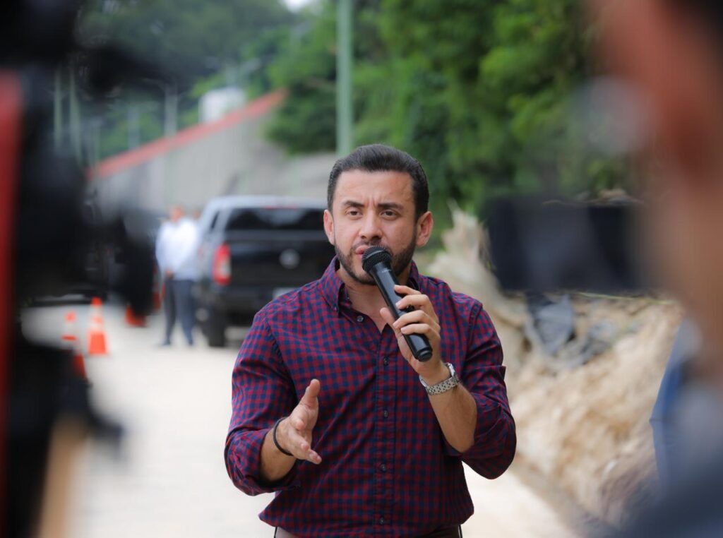 Gobierno interviene talud en autopista a Comalapa debido a deslizamiento por lluvias. 2 557592826 1162996829337909 4922885866047143038 n