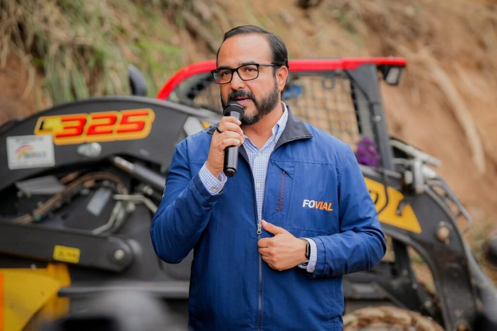 FOVIAL atiende 725 emergencias por lluvias en todo El Salvador. 1 558121662 1166583562312569 7942596729664724368 n