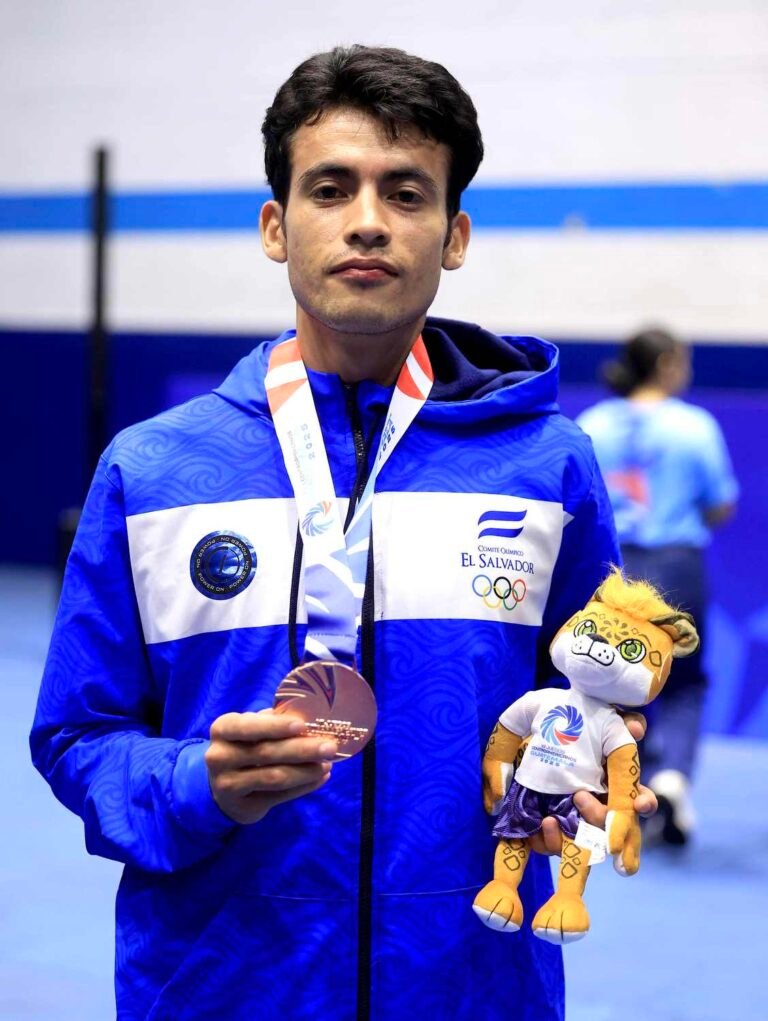 Danilo Guevara Premiacion Taekwondo Juegos Centroamericanos Guatemala 2025 28102025 06 768x1021 1