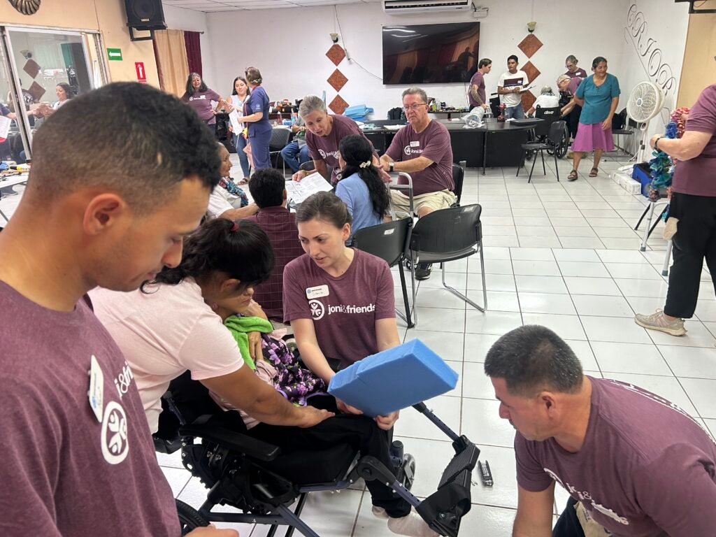 Más de 200 personas reciben sillas de ruedas y tecnología de asistencia en el oriente del país 5 IMG 8323