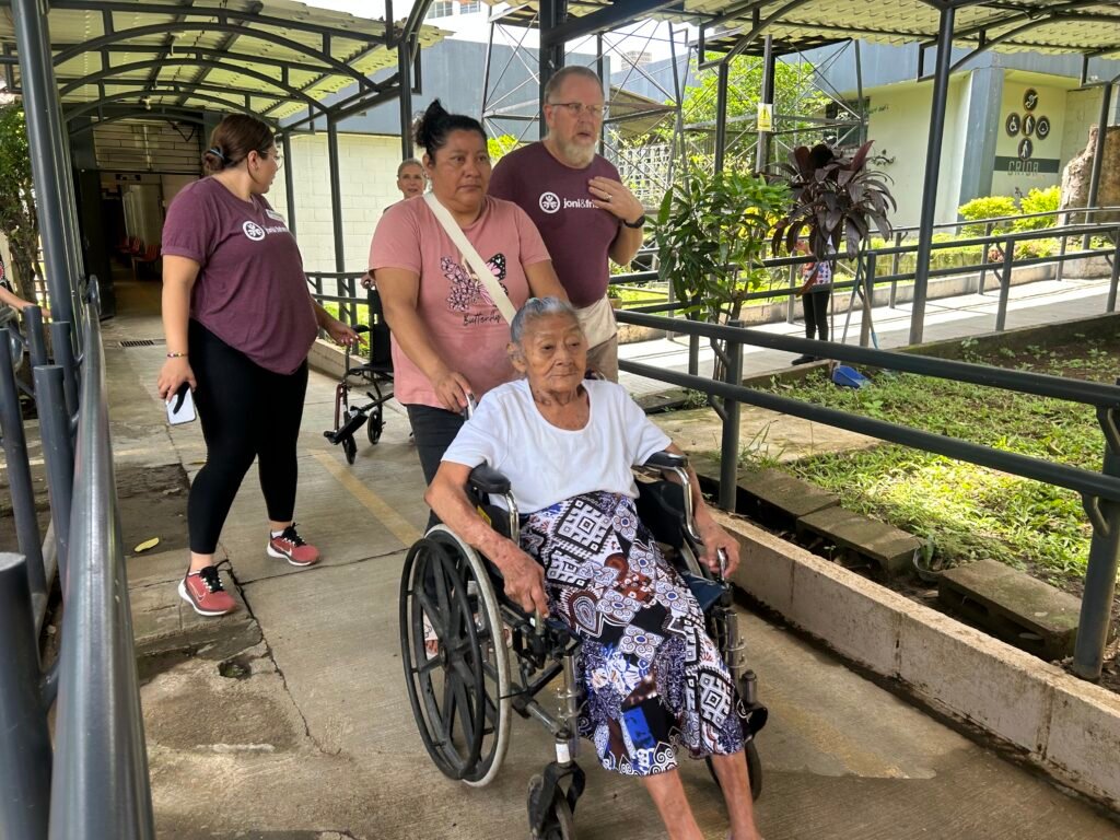 Más de 200 personas reciben sillas de ruedas y tecnología de asistencia en el oriente del país 1 IMG 8335