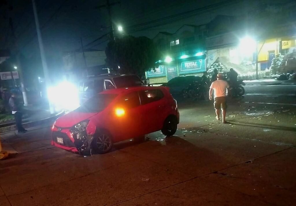 Conductor ebrio provoca múltiple accidente en Ciudad Versailles, Opico. 3 dfd