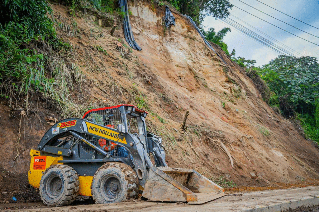 FOVIAL atiende 725 emergencias por lluvias en todo El Salvador. 3 image 116