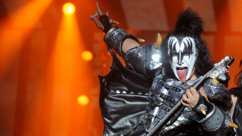 Hospitalizan a Gene Simmons, bajista de Kiss, tras accidente de tránsito en California. 2 image 198