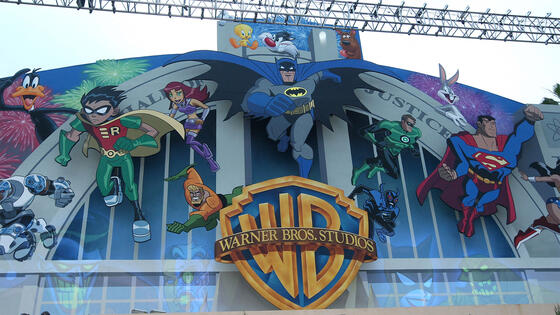 Warner Bros se pone en venta: Netflix y otros titanes del entretenimiento van tras el legendario estudio. 1 image 414