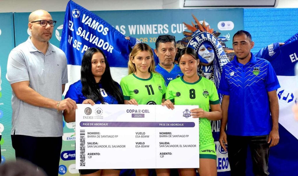 INDES entrega premios a los ganadores de la Liga de Fútbol Playa Copa CEL 2025. 3 Yamil Bukele INDES entre Boletos a Equipos Campeones de LFP 2025 27112025 01 1024x606 1