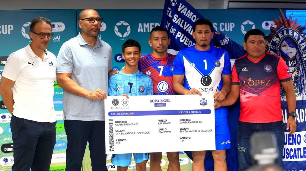 INDES entrega premios a los ganadores de la Liga de Fútbol Playa Copa CEL 2025. 2 Yamil Bukele INDES entre Boletos a Equipos Campeones de LFP 2025 27112025 02 1024x572 1