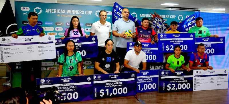 INDES entrega premios a los ganadores de la Liga de Fútbol Playa Copa CEL 2025. 1 Yamil Bukele INDES entre Cheques a Equipos Liga de Futbol Playa 2025 27112025 01