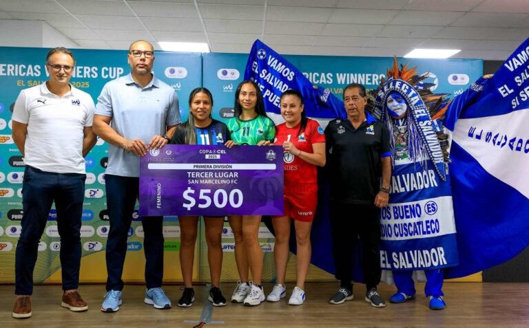 INDES entrega premios a los ganadores de la Liga de Fútbol Playa Copa CEL 2025. 7 Yamil Bukele INDES entre Cheques a Equipos Liga de Futbol Playa 2025 27112025 02 1 768x477 1