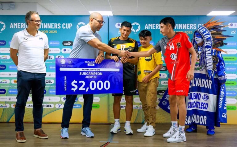 INDES entrega premios a los ganadores de la Liga de Fútbol Playa Copa CEL 2025. 4 Yamil Bukele INDES entre Cheques a Equipos Liga de Futbol Playa 2025 27112025 03 1 768x477 1