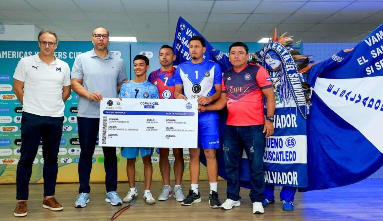 INDES entrega premios a los ganadores de la Liga de Fútbol Playa Copa CEL 2025. 11 Yamil Bukele INDES entre Cheques a Equipos Liga de Futbol Playa 2025 27112025 04 768x444 1