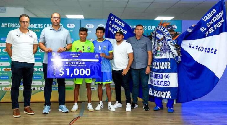 INDES entrega premios a los ganadores de la Liga de Fútbol Playa Copa CEL 2025. 10 Yamil Bukele INDES entre Cheques a Equipos Liga de Futbol Playa 2025 27112025 06 768x423 1