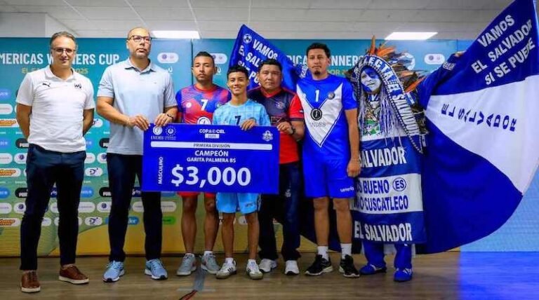 INDES entrega premios a los ganadores de la Liga de Fútbol Playa Copa CEL 2025. 9 Yamil Bukele INDES entre Cheques a Equipos Liga de Futbol Playa 2025 27112025 07 768x428 1