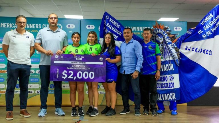 INDES entrega premios a los ganadores de la Liga de Fútbol Playa Copa CEL 2025. 5 Yamil Bukele INDES entre Cheques a Equipos Liga de Futbol Playa 2025 27112025 08 768x434 1