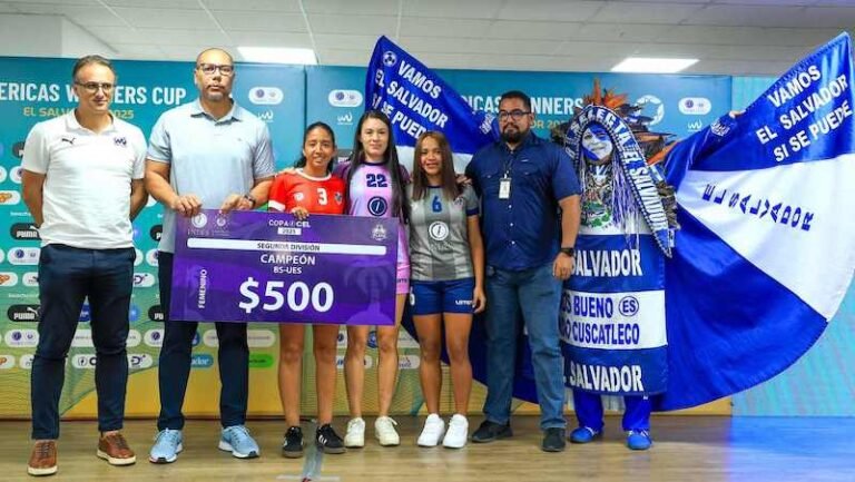 INDES entrega premios a los ganadores de la Liga de Fútbol Playa Copa CEL 2025. 8 Yamil Bukele INDES entre Cheques a Equipos Liga de Futbol Playa 2025 27112025 10 768x433 1