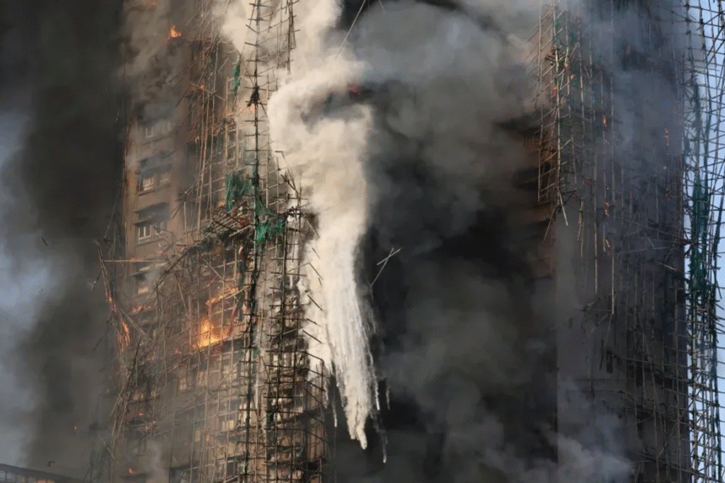 Incendio Devastador en Hong Kong Deja 13 Muertos; Andamios de Bambú Aceleraron el Fuego. 2 image 224
