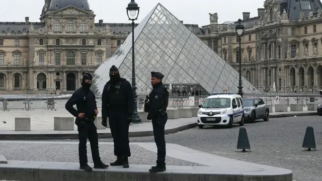 Seis detenidos por el "Robo del Siglo" en el Louvre: Capturan a cómplice clave. 1 image 227
