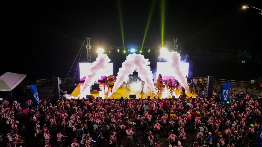 La PedaleadaSV iluminó el Periférico Gerardo Barrios con alegría, color y una multitud de participantes 4 img 4246