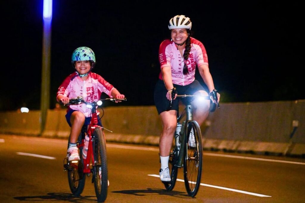 La PedaleadaSV iluminó el Periférico Gerardo Barrios con alegría, color y una multitud de participantes 1 img 4248