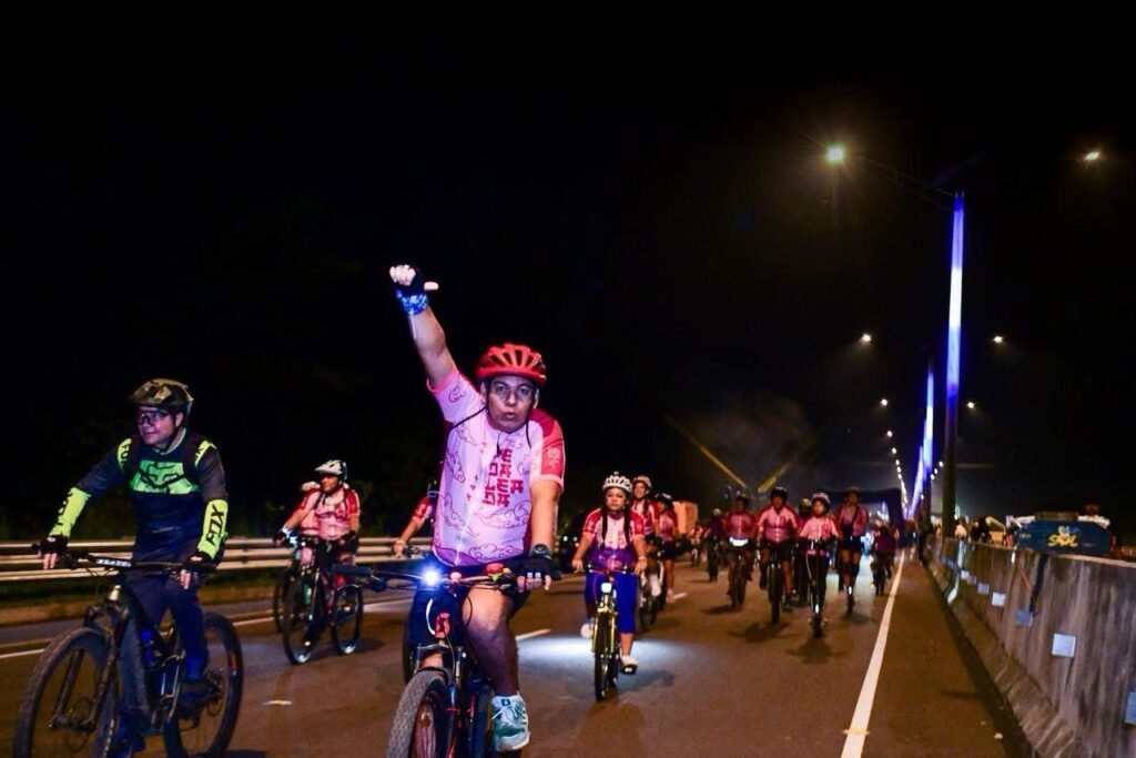 La PedaleadaSV iluminó el Periférico Gerardo Barrios con alegría, color y una multitud de participantes 2 img 4249