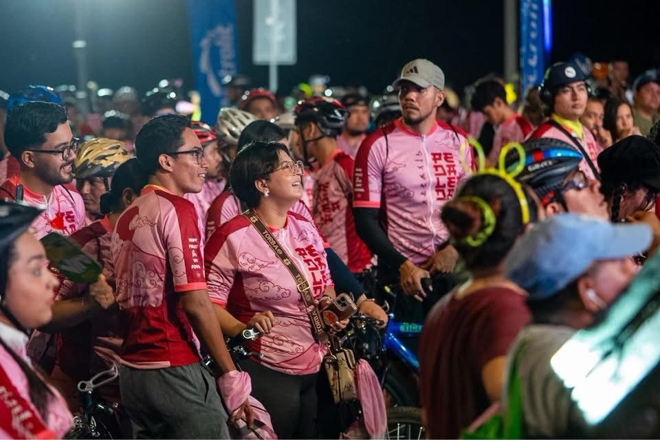 La PedaleadaSV iluminó el Periférico Gerardo Barrios con alegría, color y una multitud de participantes 3 img 4250