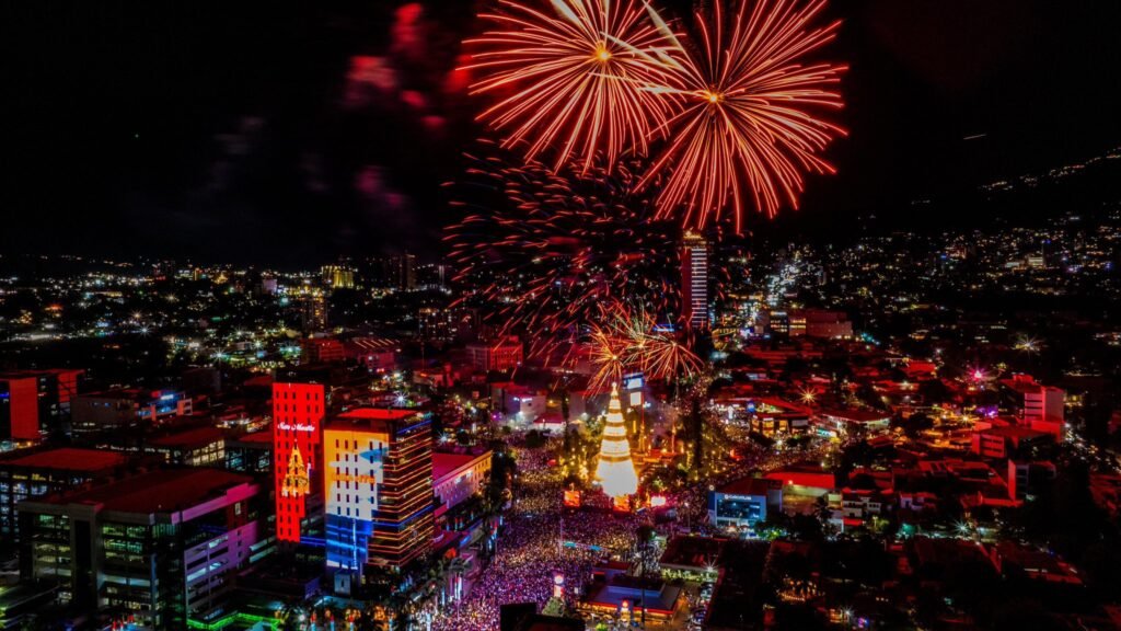 Enciende la Navidad con el Árbol de San Martín en la plaza Salvador del Mundo. 2 592102531 1301209195379787 7668474061899036752 n