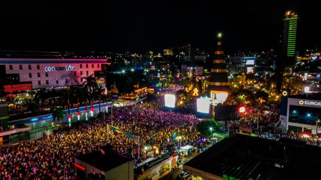 Enciende la Navidad con el Árbol de San Martín en la plaza Salvador del Mundo. 1 592211421 1182301020779569 4128555067854460876 n