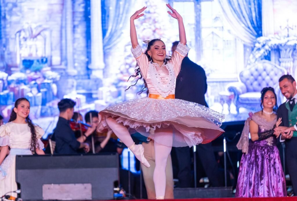 "El Cascanueces" engalana el Centro Histórico de San Salvador. 1 603796433 841777718647808 7812844338723673001 n