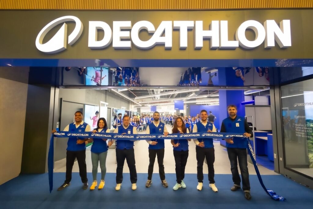 Decathlon abre sus puertas en El Salvador con una exitosa acogida. 1 WhatsApp Image 2025 12 08 at 11.03.06 AM