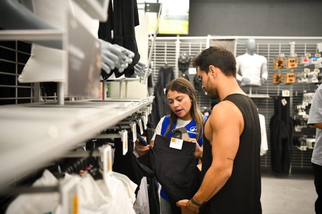 Decathlon abre sus puertas en El Salvador con una exitosa acogida. 4 WhatsApp Image 2025 12 08 at 11.03.07 AM 1