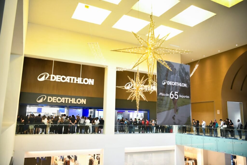 Decathlon abre sus puertas en El Salvador con una exitosa acogida. 5 WhatsApp Image 2025 12 08 at 11.03.07 AM 2 1