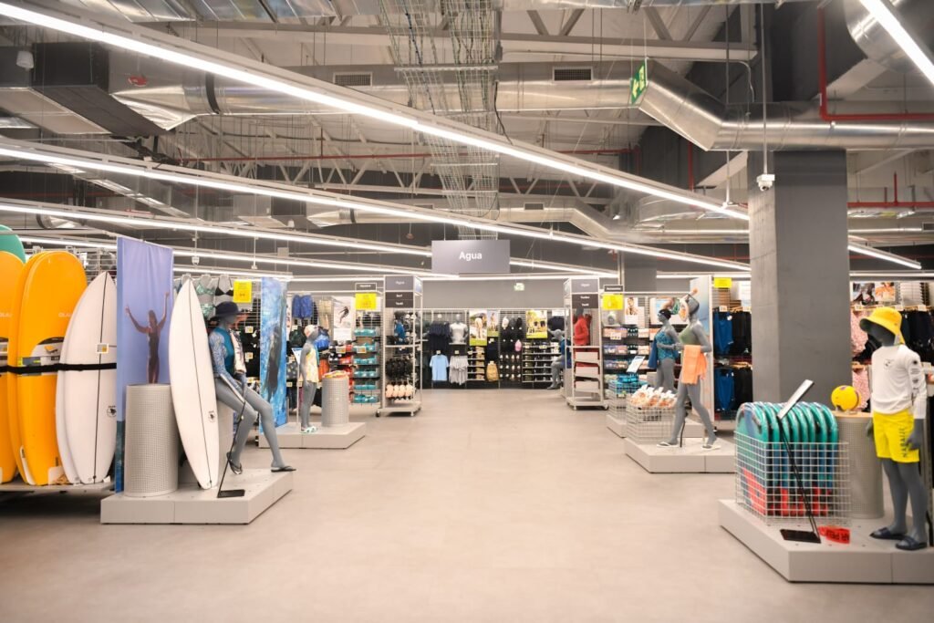 Decathlon abre sus puertas en El Salvador con una exitosa acogida. 2 WhatsApp Image 2025 12 08 at 11.03.07 AM 3