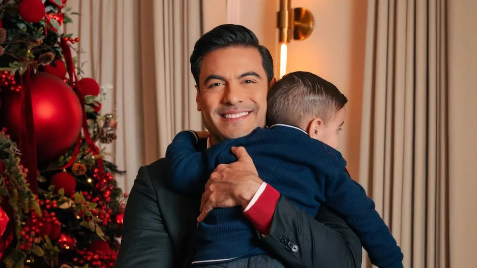 Carlos Rivera y Cynthia Rodríguez cautivan las redes con sesión navideña junto a su hijo León 1 image 244