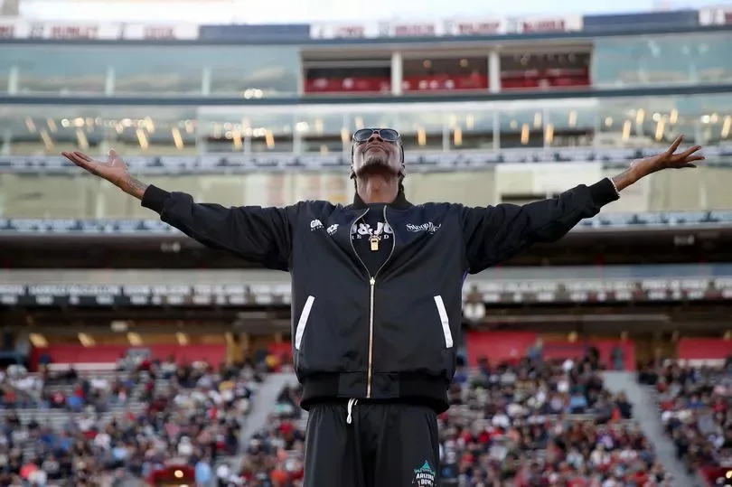 Snoop Dogg se roba el show con una atrapada histórica en el Arizona Bowl. 1 image 257
