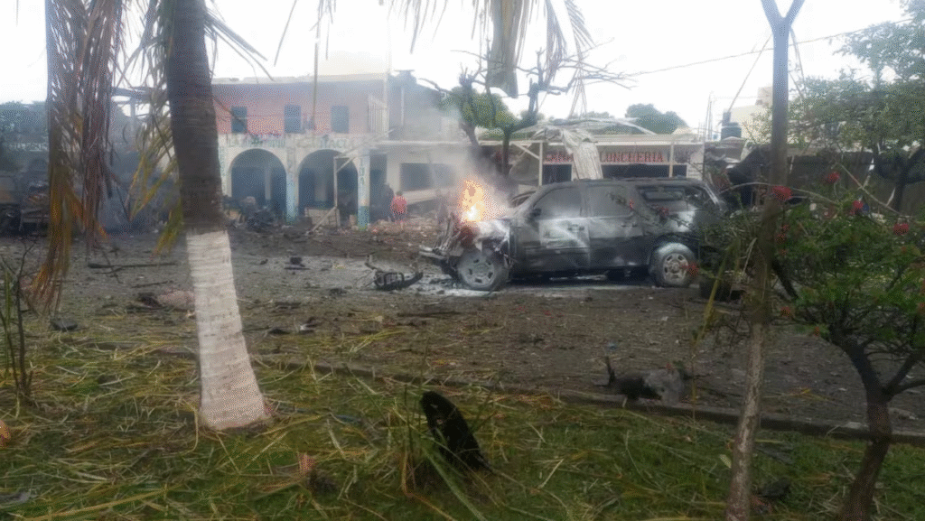 Ataque con coche bomba deja dos fallecidos y siete heridos frente a Policía Comunitaria de Michoacán, Mexico. 2 image 97