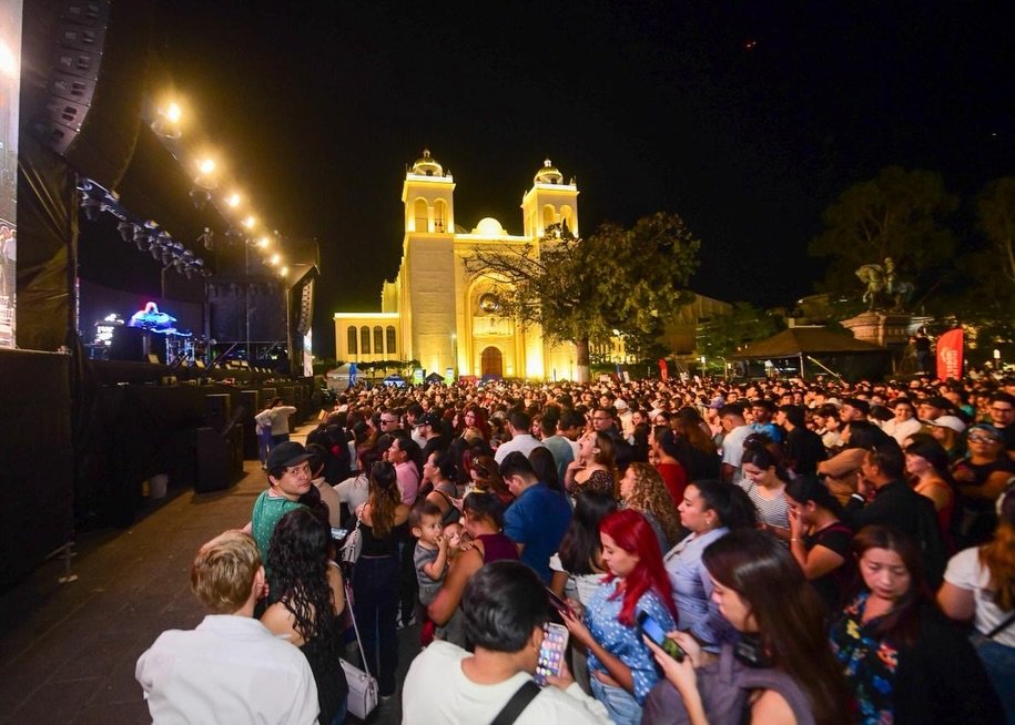 ¡Éxito Total! Multitudinaria inauguración del Tour El Salvador 2026 en el Centro Histórico. 2 616214719 18039213845737049 7354227695583865875 n