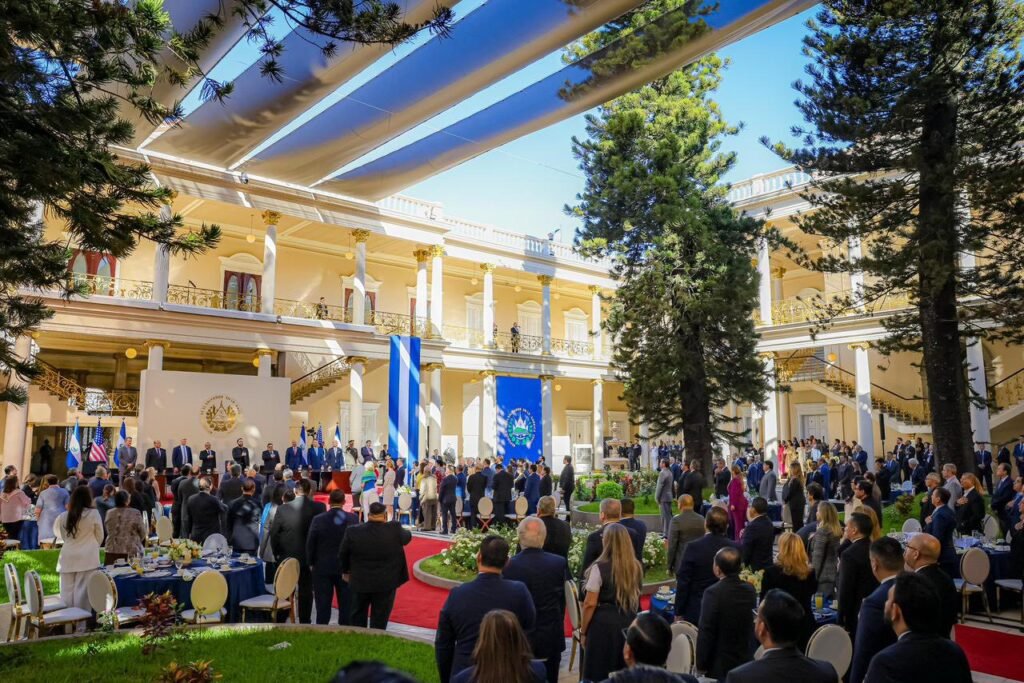 Presidente Bukele lidera el primer Desayuno Nacional de Oración: Un "Milagro" de Fe y Seguridad. 2 616830433 1203897511948676 5758856089612996313 n