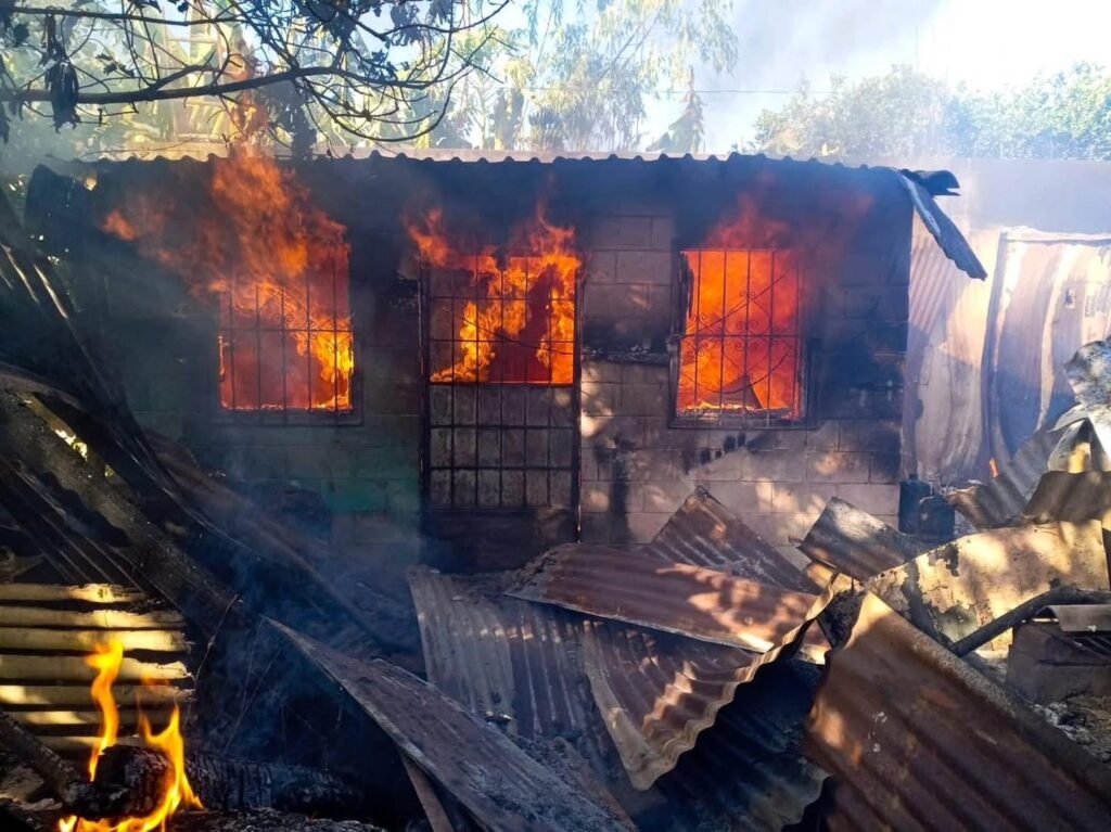 Incendio estructural en Altos de Zapotitán en Ciudad Arce, moviliza a cuerpos de socorro. 1 618838593 1205810201757407 3311728876247994701 n