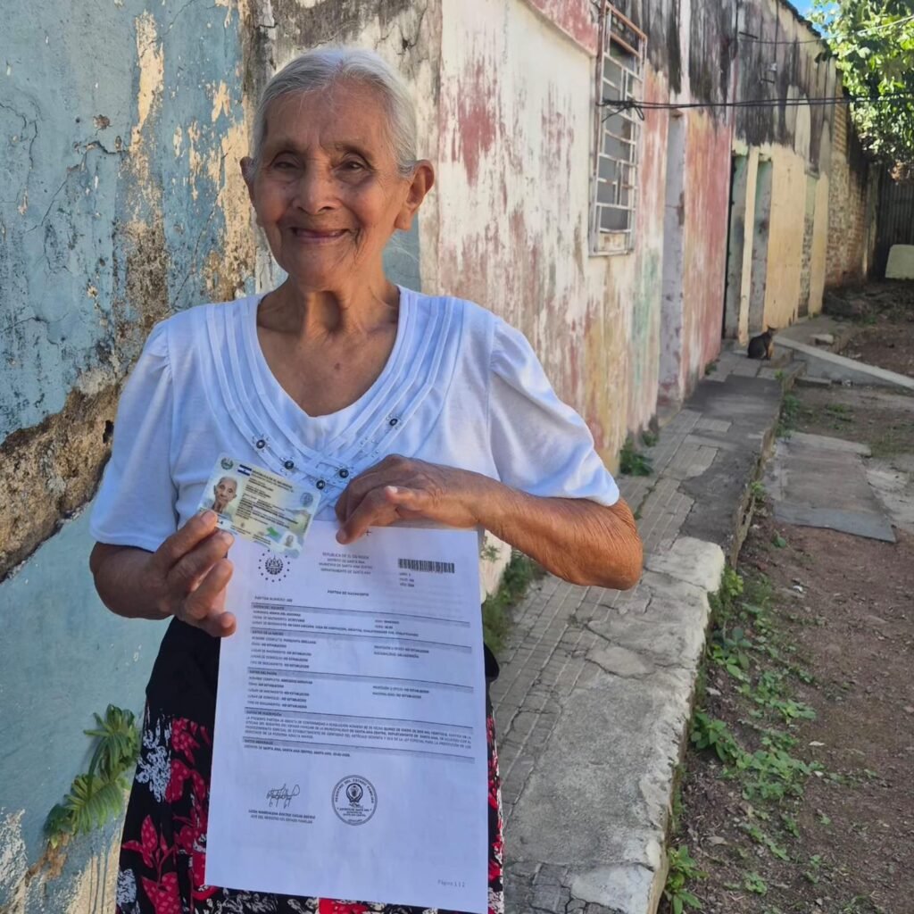 Doña María obtiene su identidad a los 80 años. 3 619340053 1205846988420395 8088113584047075649 n