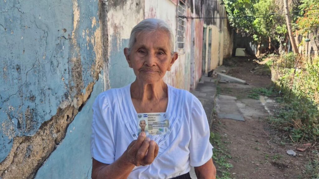 Doña María obtiene su identidad a los 80 años. 1 619655851 1205847011753726 1743173204089139357 n