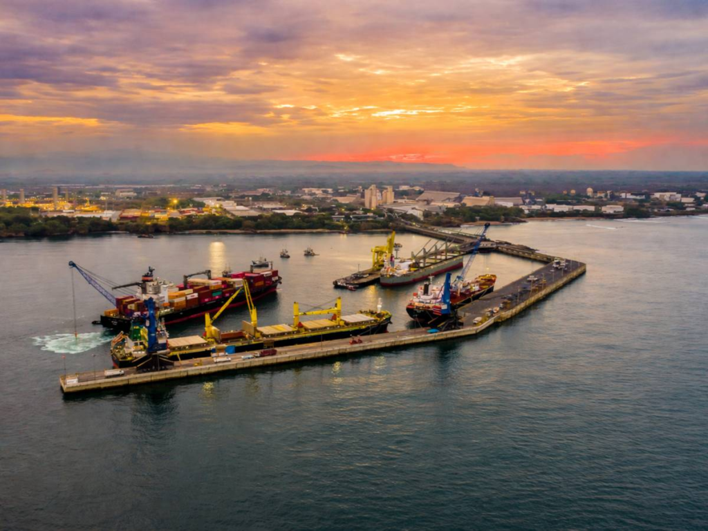 El Puerto de Acajutla consolida su crecimiento con un aumento del 11.2 % en carga durante 2025. 1 image 247