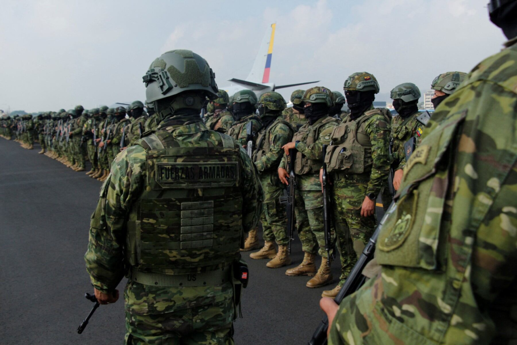 Ecuador militariza la costa: 10,000 soldados desplegados contra el narcotráfico. 1 image 248