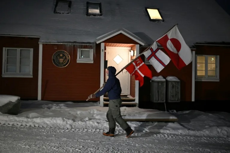 Resistencia bajo la nieve: Un ciudadano groenlandés desafía las ambiciones de Donald Trump 1 image 299