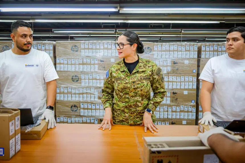 Gobierno de El Salvador fortalece el Paquete Escolar 2026 con entrega masiva de calzado. 1 image 324