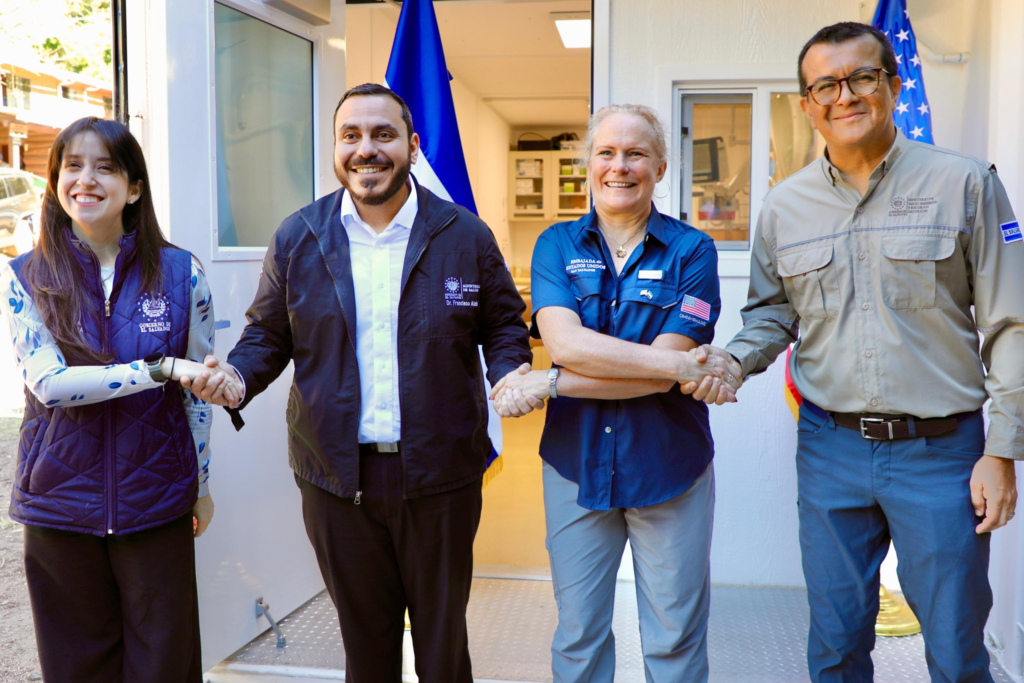 EE. UU. fortalece la red de salud en El Salvador con donación de cabinas médicas. 1 image 370