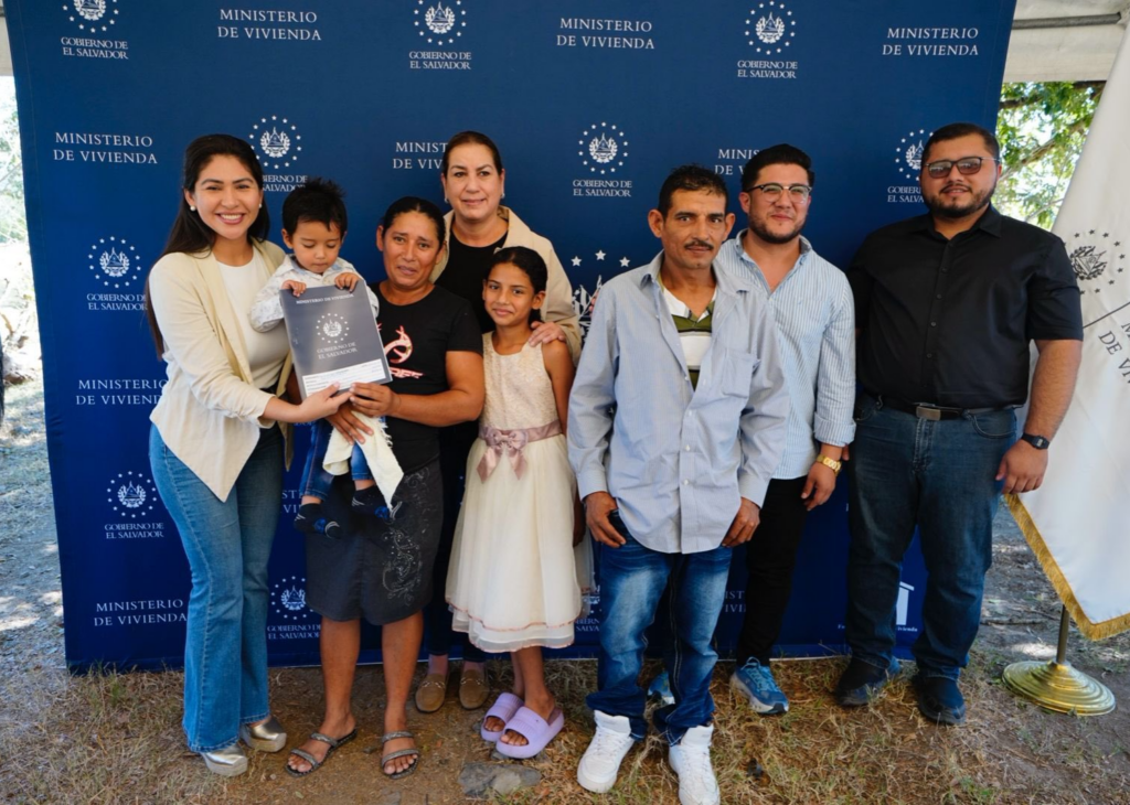 Seguridad jurídica en Cabañas Este: 20 familias reciben sus escrituras de propiedad con el apoyo del Ministerio de Vivienda. 1 image 387